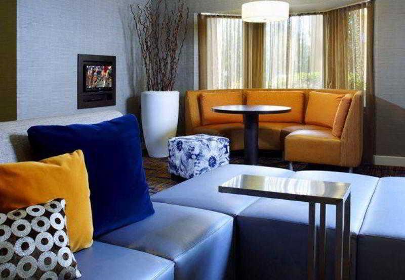 Courtyard Columbus Airport Hotel Eksteriør billede